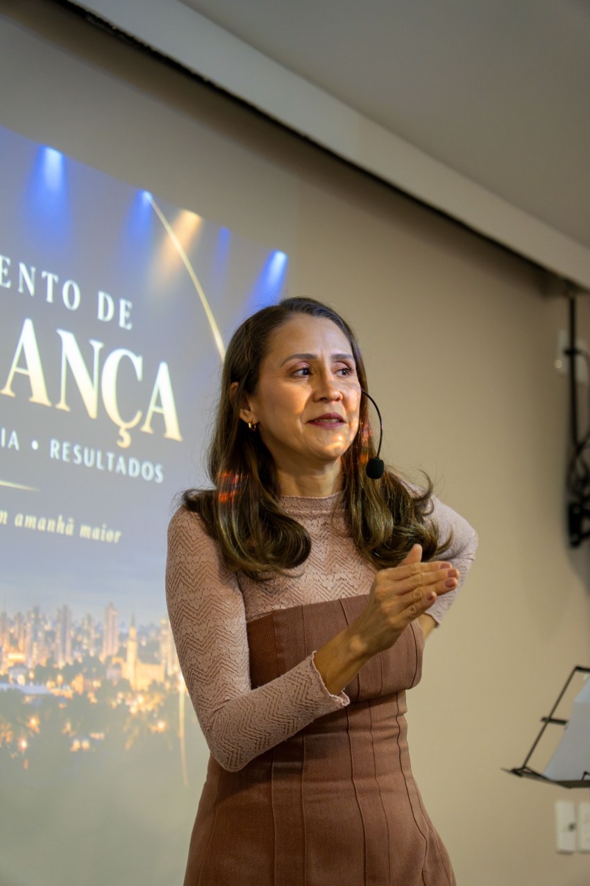 Dra. Guaciara Fornaciari durante uma apresentação presencial
